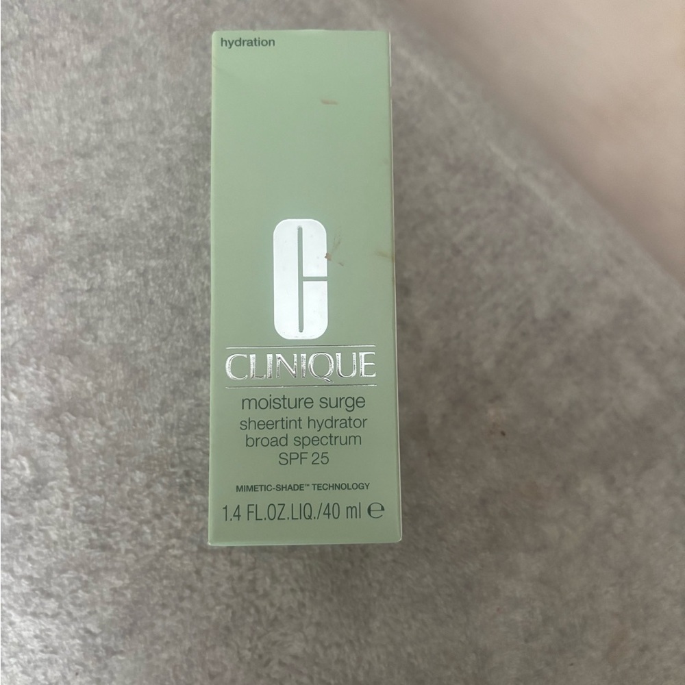 Clinique Moisture Surge Sheertint Hydrator SPF 25